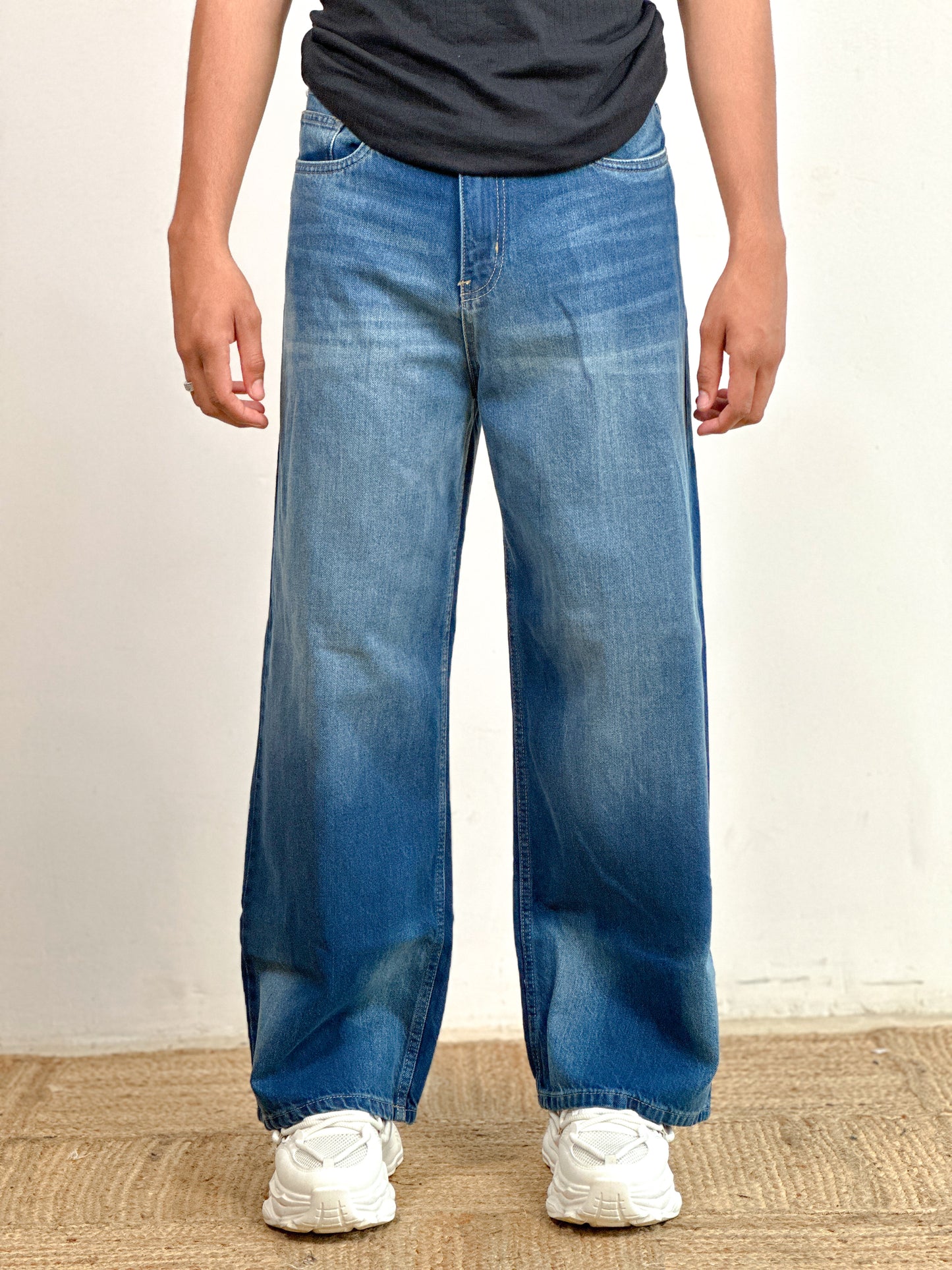 LOOSE FIT JEANS